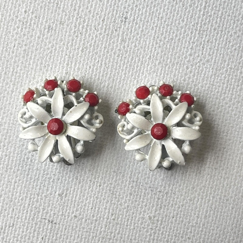 Vintage White Enamel Flower Daisy Red Rhinestone Clip On Earrings Mod Retro 50s